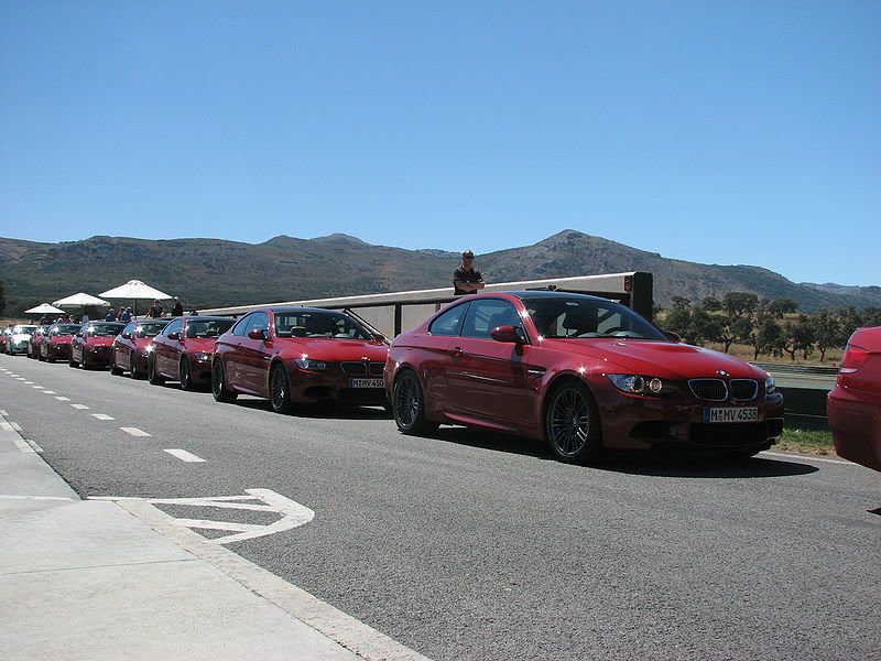 800px-BMW_M3_E92_coupe_queue-1.jpg
